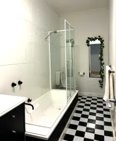 Huge 4BR Pool Table & 75" TV - Image 4