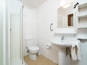 Alleinstehendes Ferienhaus mit  W-LAN, Klimaanlage, privatem Pool, TV, Terrasse, Panoramablick - Image 2