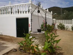 Typisk hus i traditionel gård - Image 5