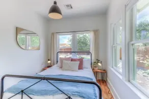 Newly renovated, charming, quiet bungalow near U of A/downtown - Image 4