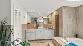 Gorgeous East Hampton Hideaway with Privacy and Full Amenity Suite - Image 2