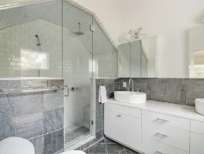 Upper Northwest Spacious Home - 10 minute Walk to the Beach! - Image 2