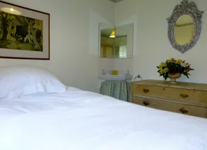 Charming detached cottage in peaceful, rural setting with woodland & ponds - Image 2