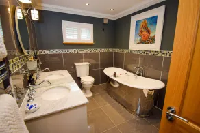 Outlander Luxury Hideaway - sleeps 2 guests  in 1 bedroom - Image 3