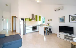 Gorgeous Home In Postira - Image 4