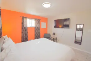 Bright & Spacious Upper Unit with Two Bedrooms in Denver - Image 3