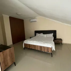 This stylish apartment is close to everything, making it easy to plan your visit - Image 5