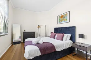 Comfortable 3 bed property in the heart of The Rocks - Image 5