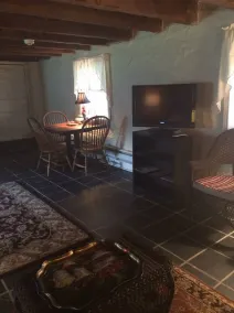 Smukt sommerhus fra 1815 med solide bjælker, skifergulv og to pejse. - Image 4