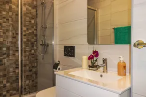 Inviting 2-Bed Apartment in Armação de Pêra - Image 3