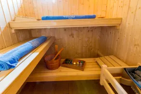 Villa familiare in completa privacy con piscina riscaldata, parco per bambini, sauna e portineria - Image 3