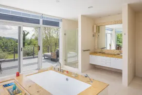 3 bedroom house with a heated pool - Image 2