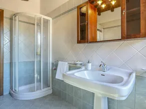 Schöne Wohnung in einem Ferienhaus für 6 Leute mit Pool,  W-LAN, TV und Innenhof - Image 2