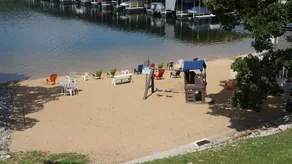 Einfach beziehbare Eigentumswohnung! Genieße das Leben am See: 3 Schlafzimmer, 2 Bäder, Platz für 9 Personen, 2 Pools, Bootsanlegeplatz und Strand! - Image 4