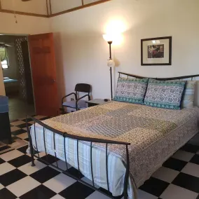 Spacious 3 bedroom 2 bath home close to town - Image 5