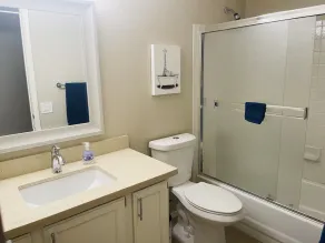 Cheerful 3-bedroom home with private putting green - Image 2
