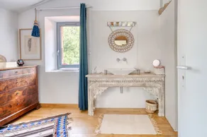 High-End Holiday Home 'Charming and Elegant Renovated Farmhouse' with Lake View, Pool, and Wi-Fi - Image 2