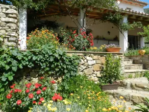Family- and pet-friendly, privacy with large garden with pool and mountain views - Image 5