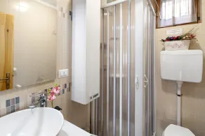 Appartement 'Ciasa De Lucky' avec vue sur les montagnes, terrasse privée et Wi-Fi - Image 2