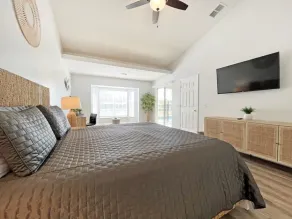 Lakeside Sunset suite - Image 4