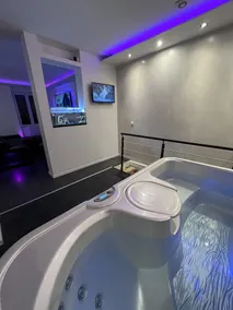 Fuldt privatiseret lejlighed med jacuzzi og dampbruser - Image 4