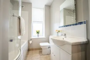 Vectis Holiday Homes, apartamento moderno y espacioso, excelente ubicación, WIFI gratuito - Image 5