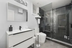 ☆ Luxury Unit - HEATED FLOORS, WORKSPACE, CENTRAL LOCATION & FREE PARKING ☆ - Image 2