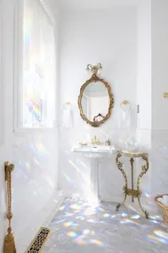 Luxury Boutique Victorian Home Downtown - Image 2