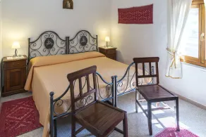 Villa with swimming pool, surrounded by flower gardens, near the sea. - Image 4