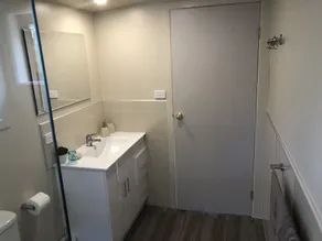 Hazards Homestay, confortable maison privée dans des arbustes et arbres indigènes en fleurs - Image 3