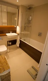 Luxury Surrey Quays Apartment - Image 2