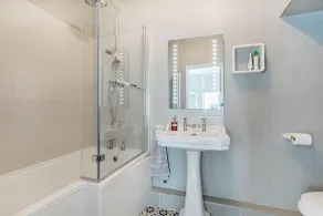 CENTRAL LONDON HISTORIC TOWNHOUSE! NEAR BUCKINGHAM PALACE, RIVER METROS & CAFES! - Image 3