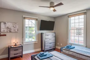 Colonial Quarter hideaway with modern comforts & balcony - near the beach - Image 5