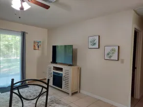 2 Bedroom, 1 Full Bath with fenced in yard. Close to Springs, Boat ramp & Beach. - Image 2