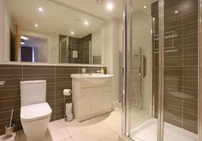 A spacious open plan apartment, in an unbeatable city-centre location. Sleeps 4. - Image 5