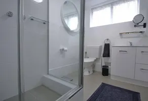 LOCATION LIFESTYLE CONVENIENCE! WIFI NETFLIX WINE - Image 2