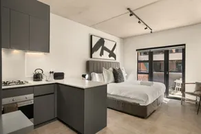 Studio Apartment in Trendy Hyde Park - Image 5