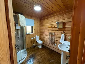 Encantadora cabaña de madera bien equipada con bañera de hidromasaje - Image 3
