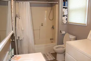 No Stairs Rustic Farmhouse APT King Beds/Fast WIFI - Image 3