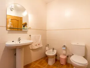 Cottage with pool, garden with views and wifi - Image 4