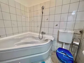 Holiday home With air conditioning in every room and a large garden with barbecue - Image 4