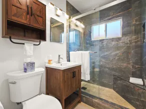 Bay Park Garden Paradise - central Location, AC, Washer Dryer & Private yard! - Image 2