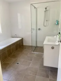 Relaxing & spacious holiday home, 2 minute walk to beach - Image 2