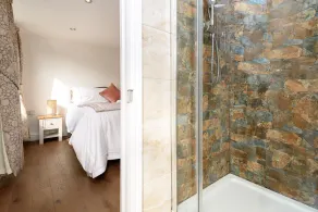 Delightful town centre cottage - Image 3