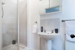 1 Bedroom Apartment with sofa bed (Max 4 people), short walk to Falmouth's beaches, private parking - Image 4
