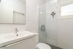 Agréable villa adaptée aux familles avec jardin, piscine privée et terrasse | À côté de la plage - Image 2