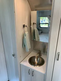Airstream in Desert Oasis w/ HOT TUB - Image 2