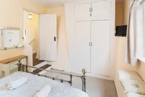 Grad 2 opført sommerhus i vidunderlig beliggenhed med pub & shop - Image 4