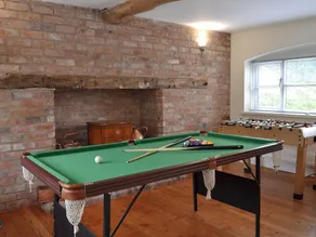 4 bedroom accommodation in Standon - Image 2
