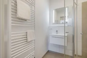 Exklusives Familienapartment mit Toller, Sonniger Dachterrasse und Zwei Bädern - Image 4